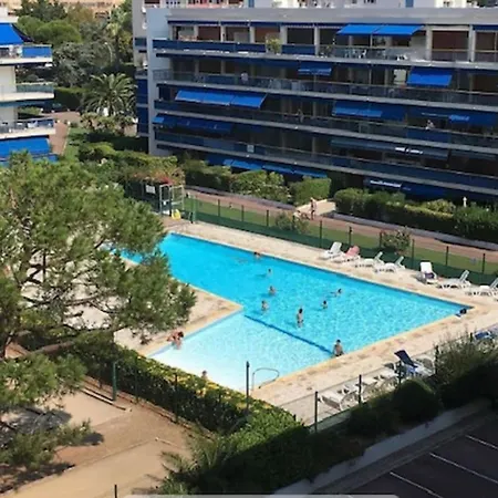 Luxury 50 M With Balconypool 케인즈수르메르